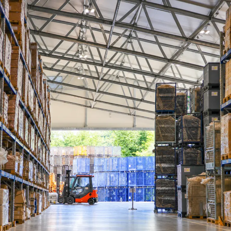Illuminazione per magazzini: come progettare luce, efficienza e sicurezza negli spazi logistici